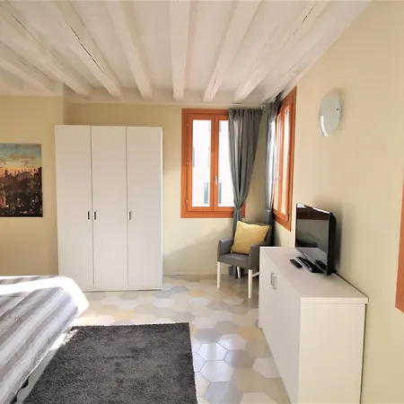 New And Spacious Apartmán Benátky
